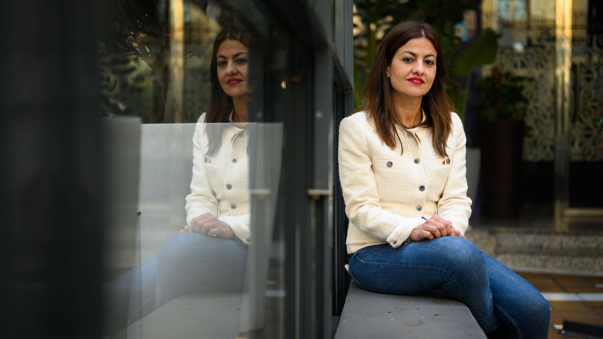 Sira Rego posa para la cámara de Juan Sánchez en la Plaza Flores de Almería