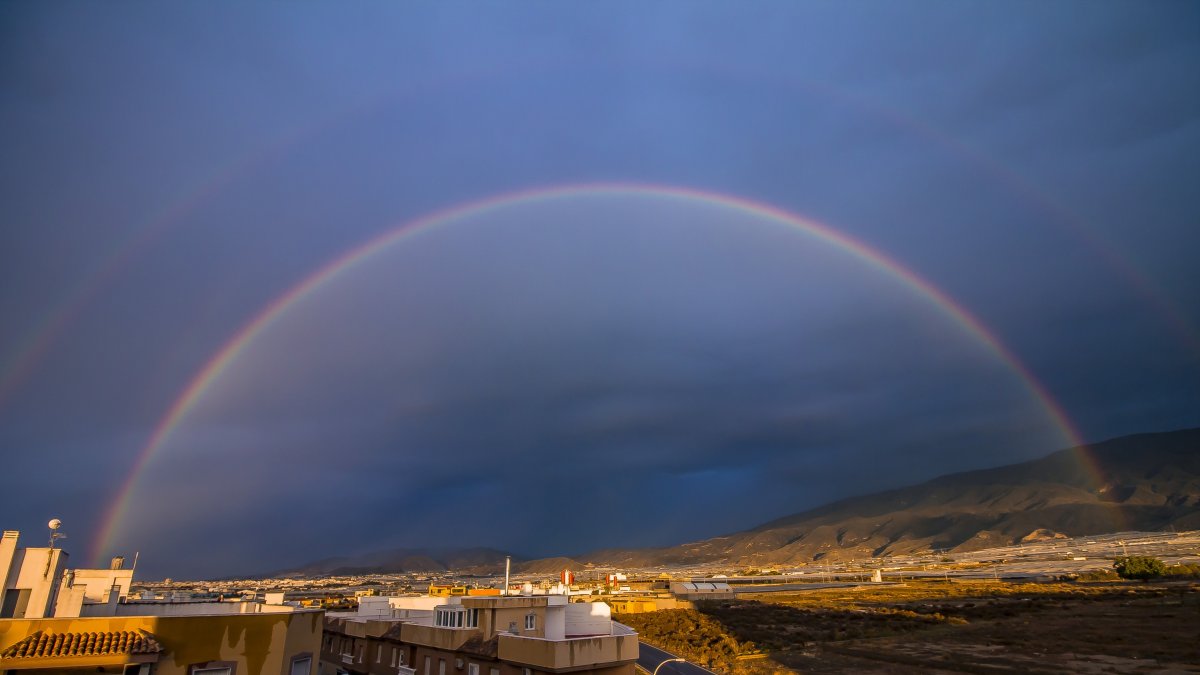 Imagen de archivo del sol saliendo tras la lluvia. Foto de G. Moreno.