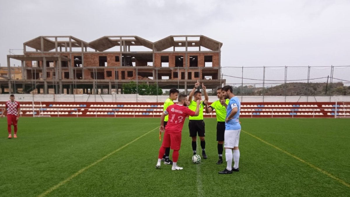 El saludo protocolario entre los capitanes.