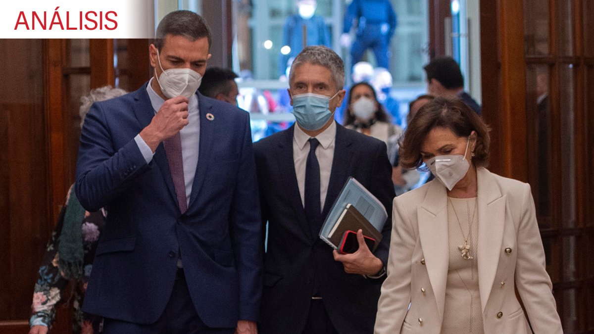 El presidente del Gobierno de España, Pedro Sánchez, acompañado por Marlaska y Calvo.