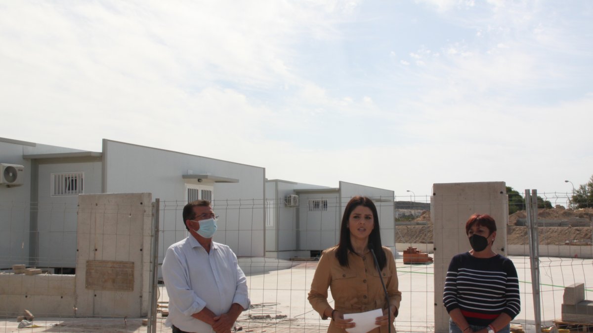 Los Socialistas compareciendo junto a aulas prefabricadas en Almerimar.