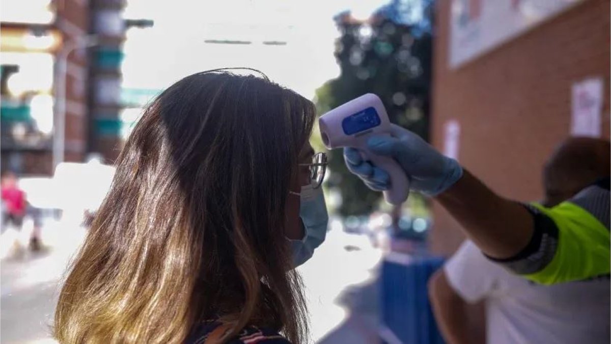 Toma de temperatura a una joven.
