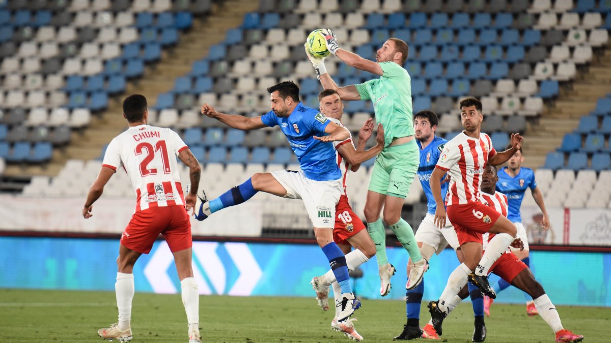El Almería cerró el pase al Play Off contra el Logroñés.
