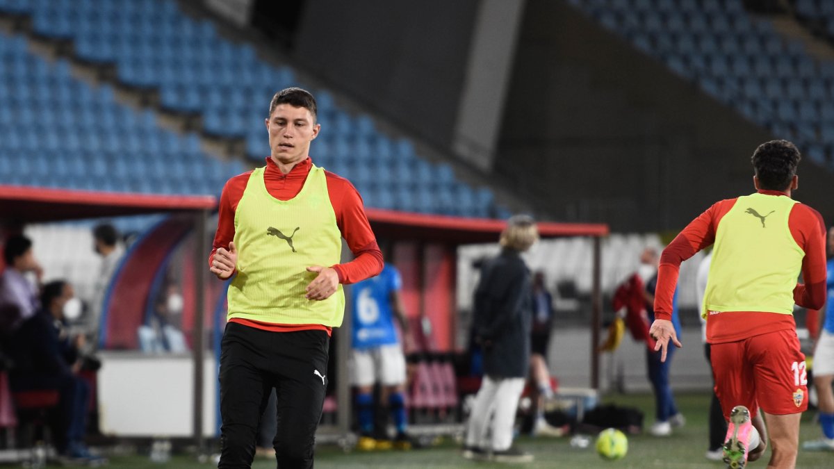 Jorge Cuenca calentando en el partido contra el Logroñés.
