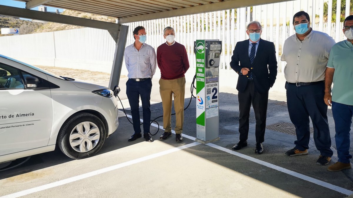 Autoridades junto al nuevo cargador en el Puerto de Carboneras.
