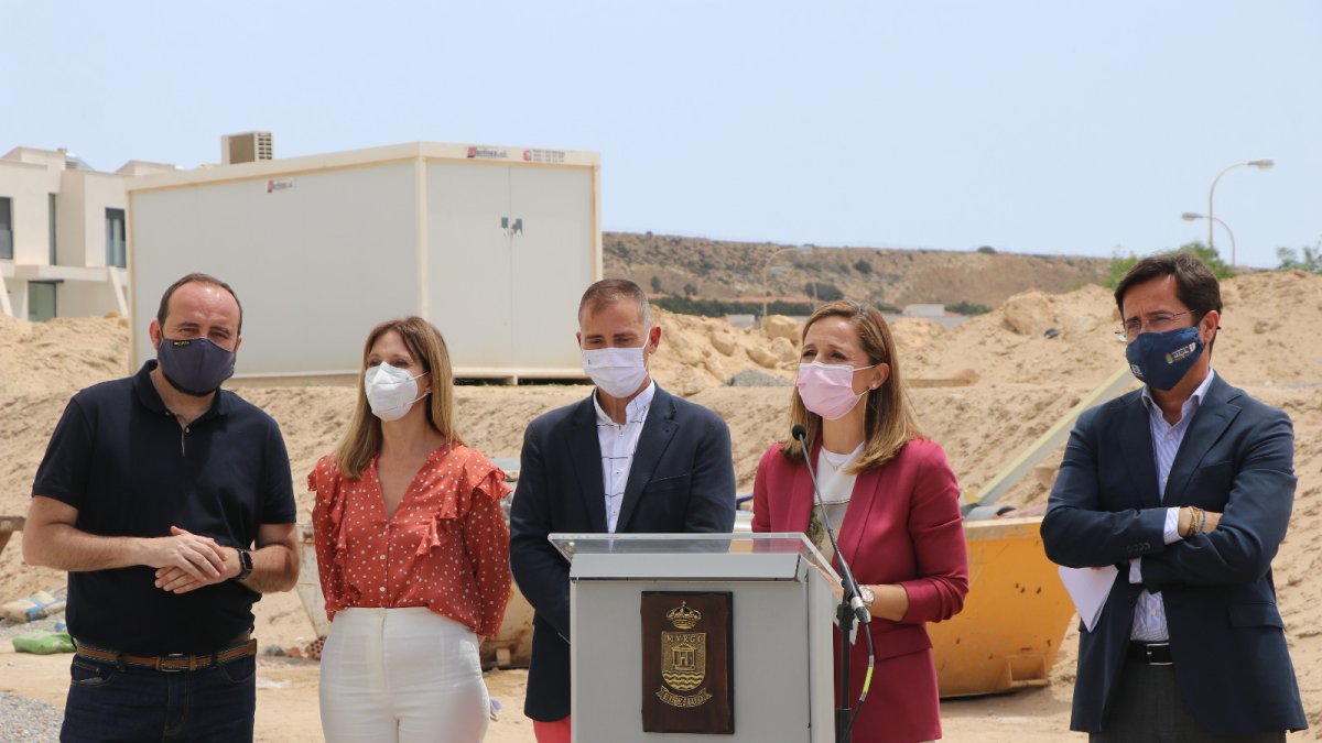 Responsables de la Junta y del Ayuntamiento anunciando la licitación en Almerimar.