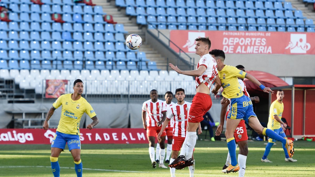 El Almería va a Gijón pensando en arrebatarle la plaza al Leganés.
