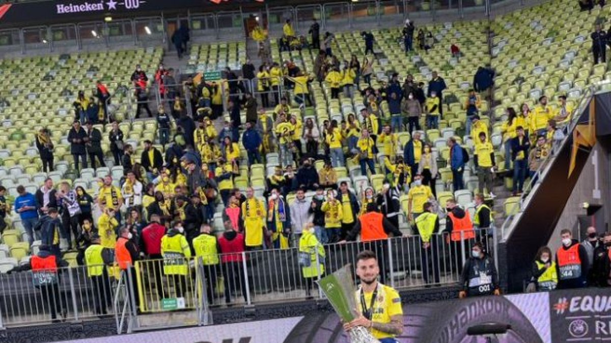 Álex Baena posa junto a la afición del Villarreal.