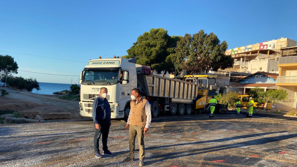 Alcalde y edil de Urbanismo supervisando la habilitación de aparcamientos en Terreros.