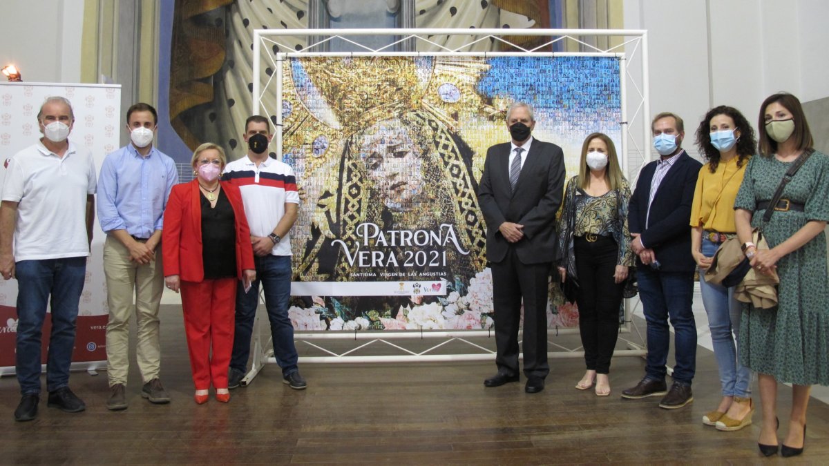 Autoridades en la presentación del cartel.