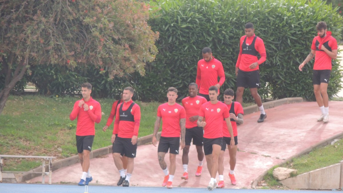 Los jugadores llegando al Anexo para iniciar el entrenamiento.