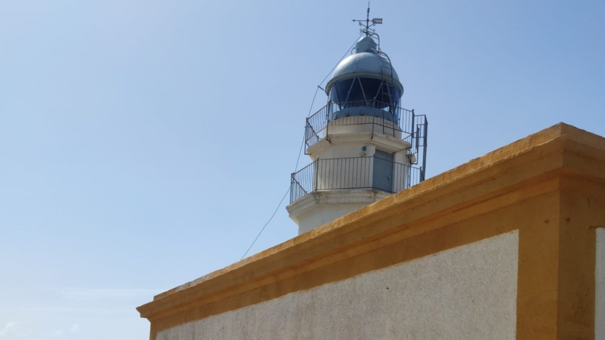 Algunos de los alumnos en el exterior del faro de Carboneras.