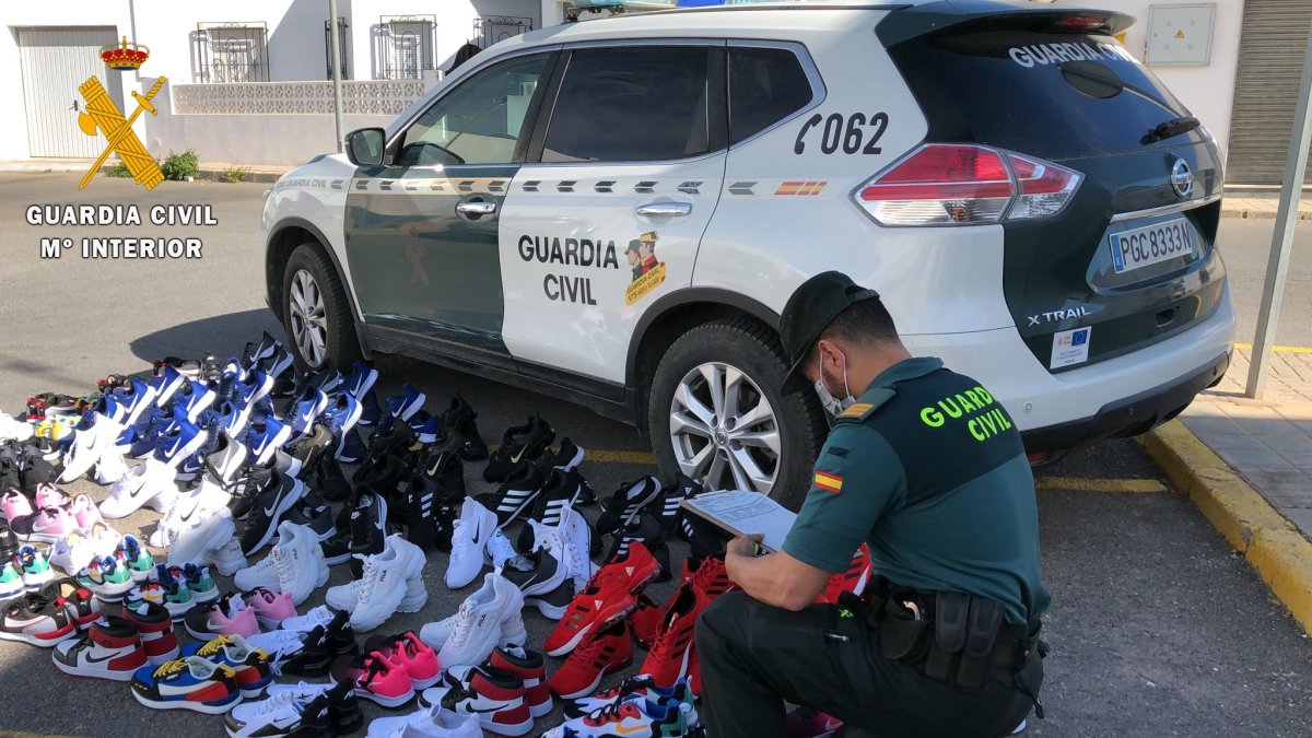Zapatillas intervenidas por la Guardia Civil.