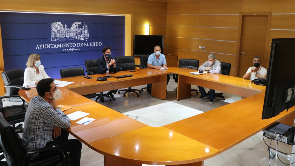 Reunión celebrada en el Consistorio ejidense.