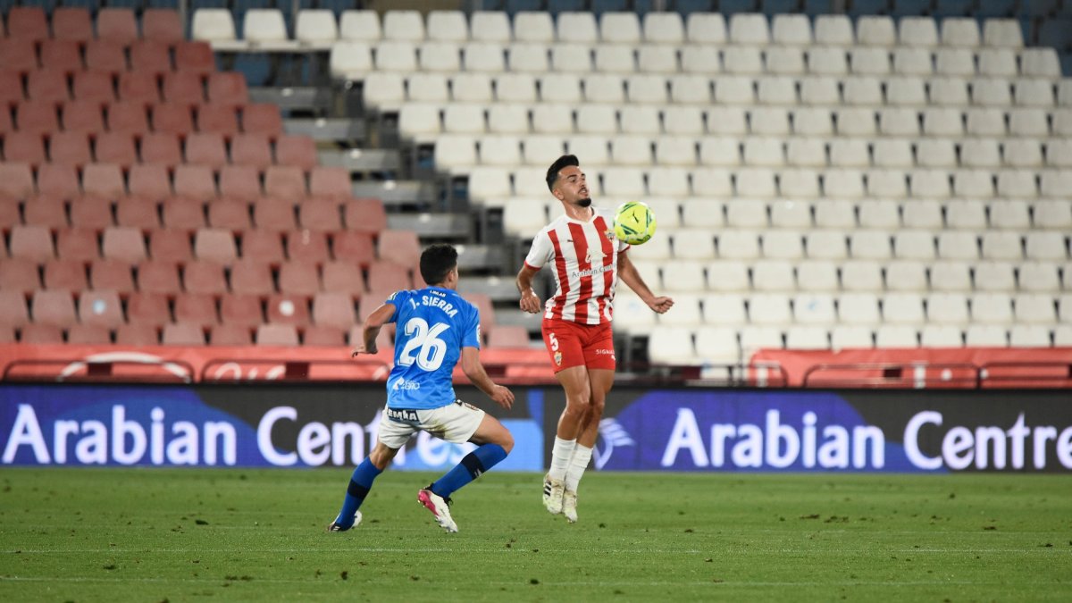 Manu Morlanes es una pieza vital en el centro del campo del Almería.