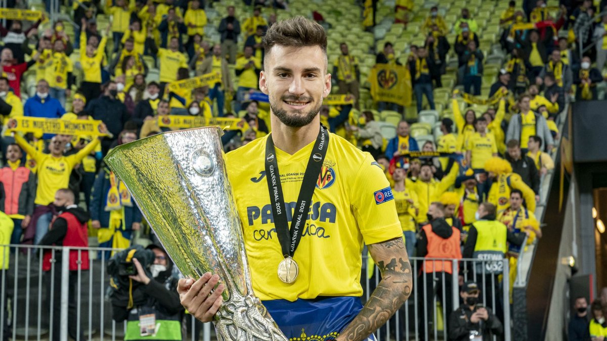 Álex Baena celebrando el título con la afición del Villarreal.