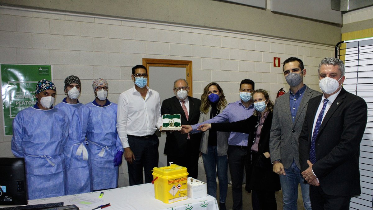 El delegado y otras autoridades, en el Palacio de los Juegos Mediterráneos.