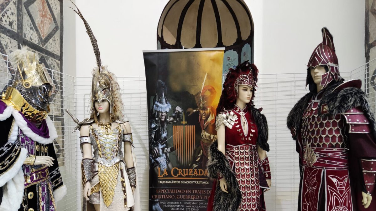 Trajes de Moros y Cristianos expuestos en el Convento de la Victoria de Vera.