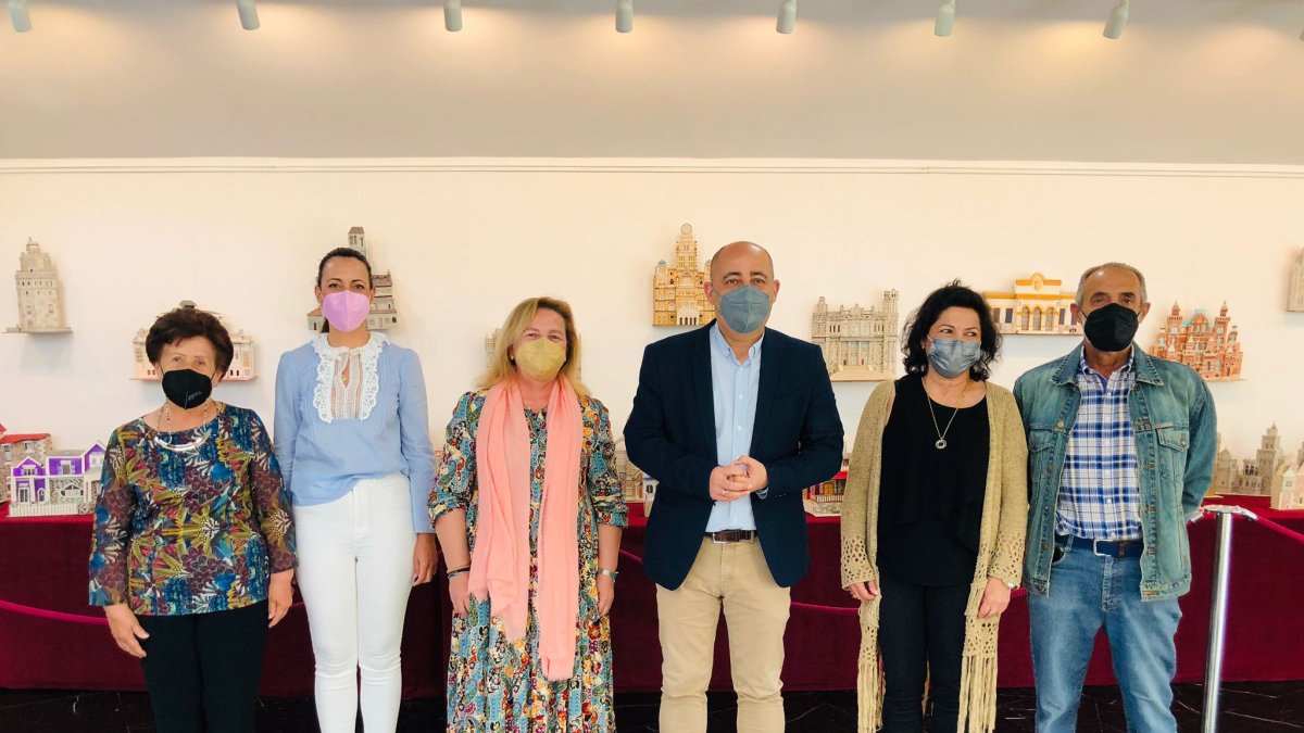 El alcalde con miembros de la asociación en el teatro.