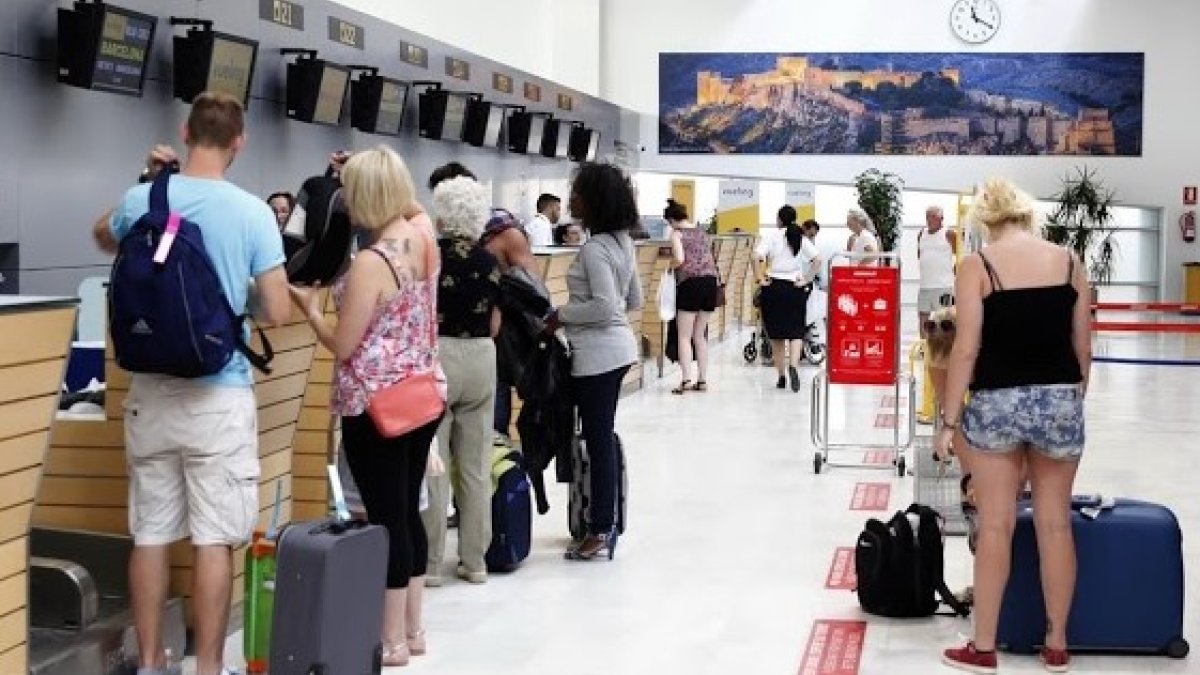 Imagen de archivo de la llegada de turistas al aeropuerto almeriense.