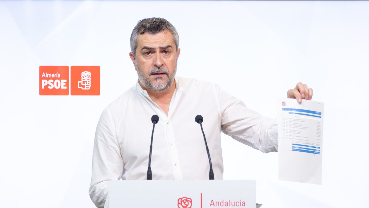 Juan A. Lorenzo presentando el plan del PSOE