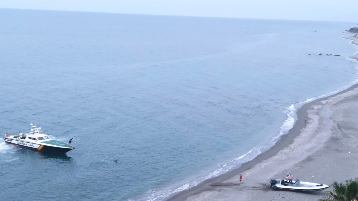 Imagen de la operación de la Guardia Civil. / Foto: @Heroesdelmar.