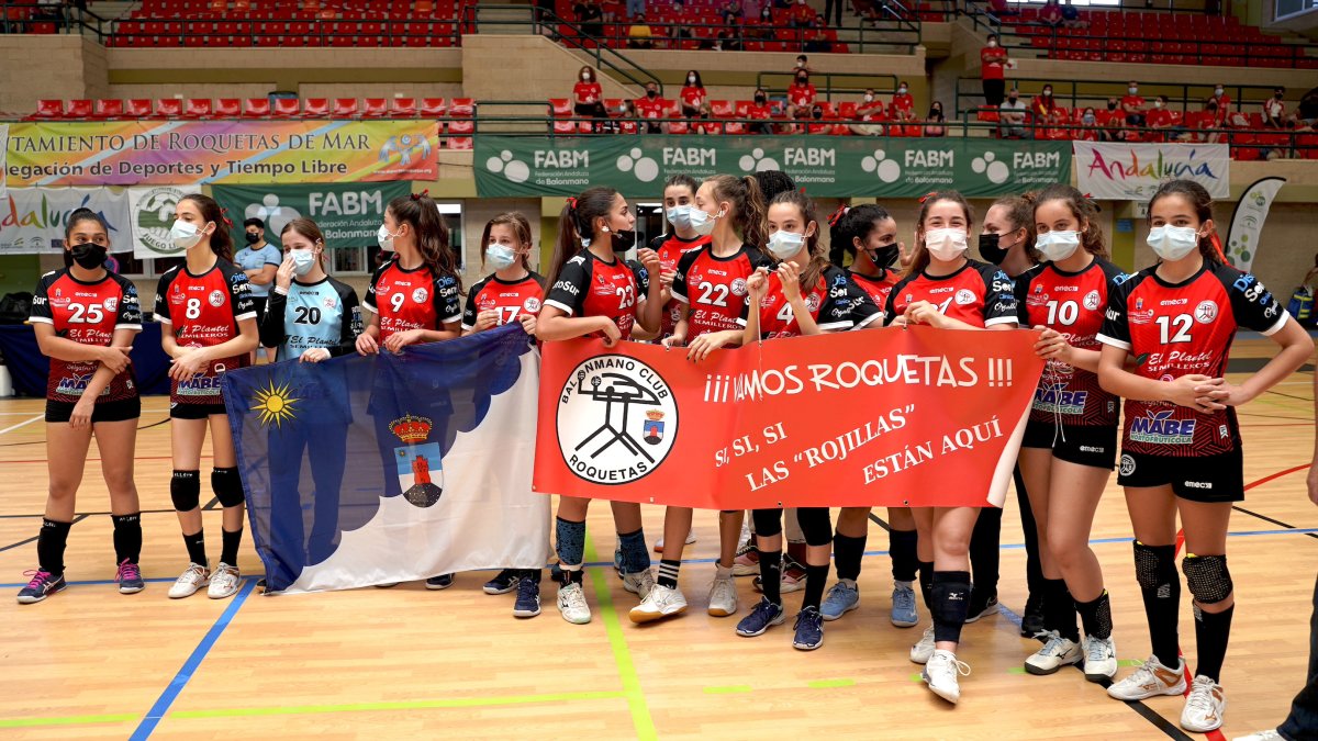 Las chicas Club Balonmano Roquetas Infantil A campeonas de Andalucía.