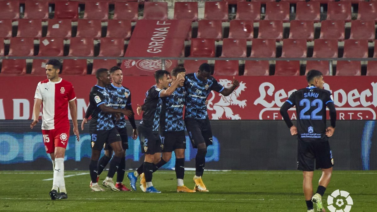 Tuvo que esperar el Almería para celebrar el gol de la victoria en Girona.