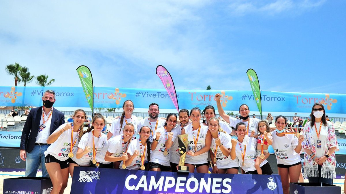 La celebración del equipo almeriense tras imponerse en la gran final.