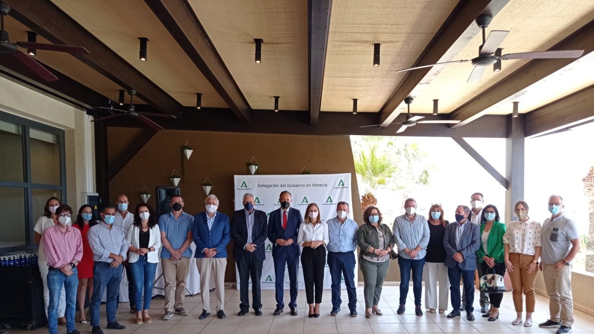 Autoridades y empresarios tras el encuentro.