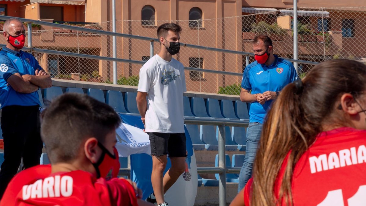 Álex Baena dando una charla a los talentos del balompié roquetero.