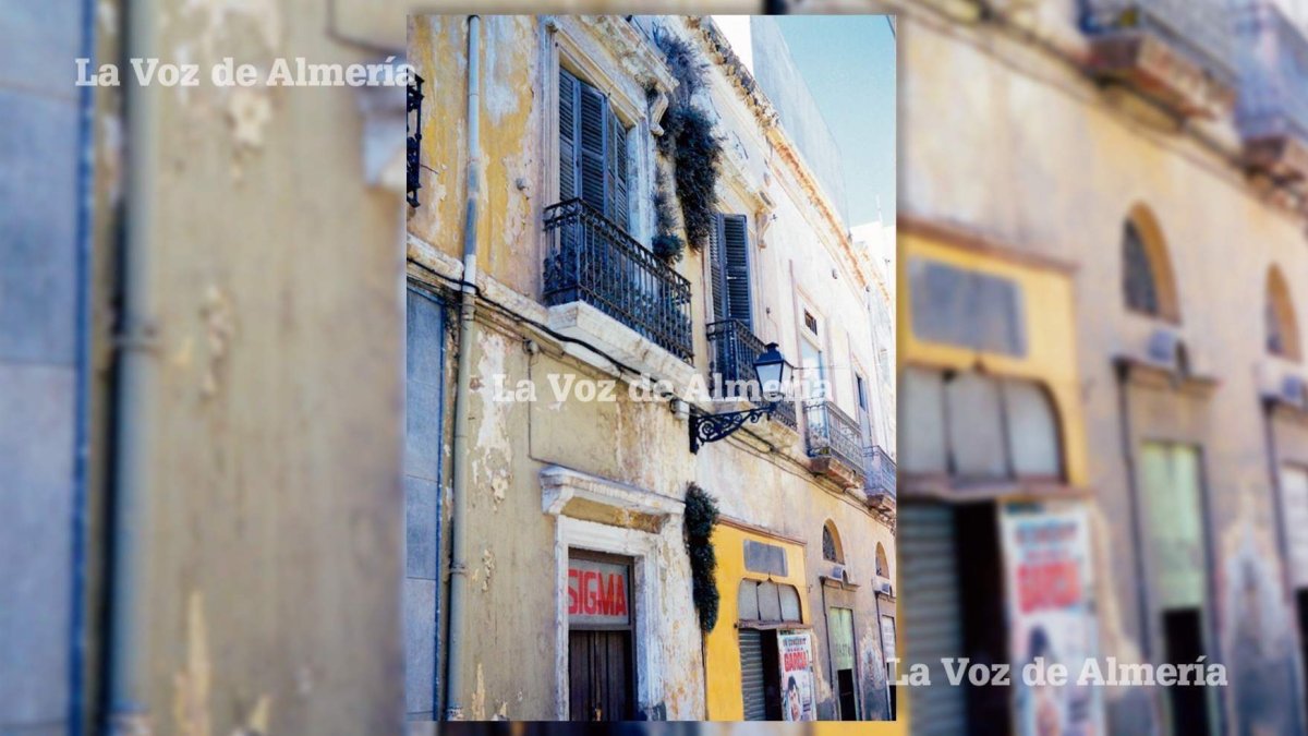 En la imagen de la calle Mariana, la fachada amarilla del estanco viejo y al lado, la academia de las máquinas de coser de la familia Verdejo.