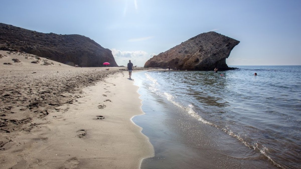 Un bañista pasea en soledad por Mónsul.