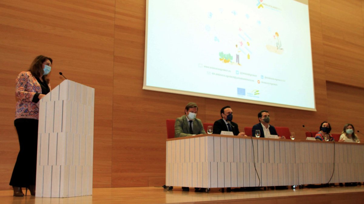 Carmen Crespo preside en Córdoba la puesta en marcha de la comisión directiva del centro.