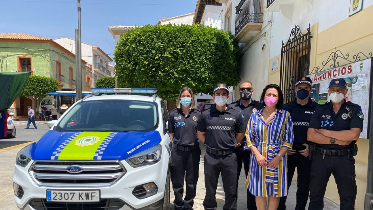 La alcaldesa de Cantoria con agentes de la Policía Local.