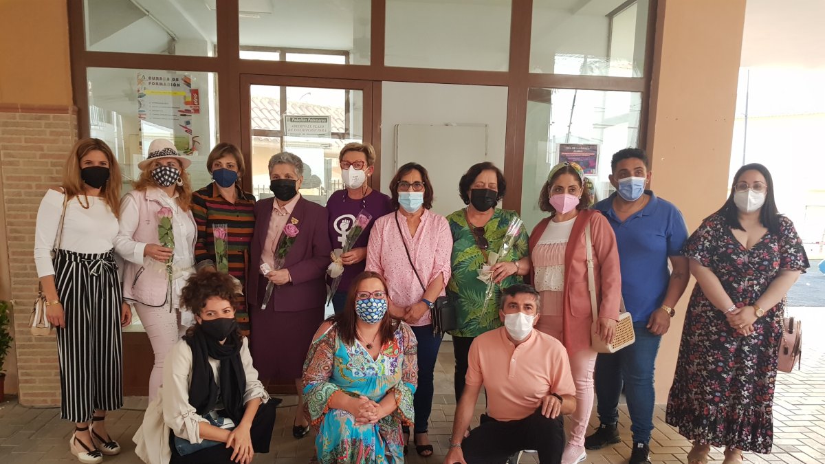 Participantes en el proyecto con la concejala cuevana (primera por la derecha).