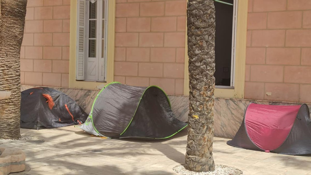 Acampada de los trabajadores en el patio del Ayuntamiento.