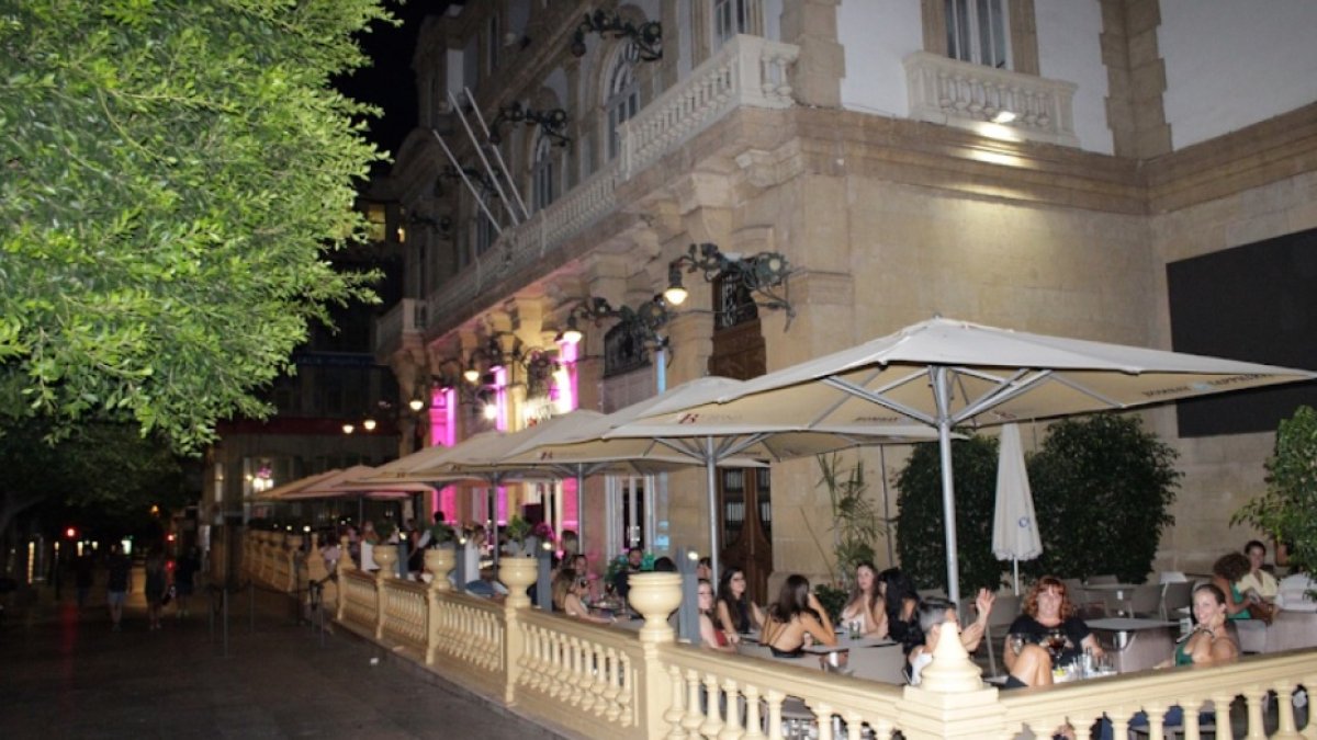 Terraza de Burana, en el paseo de Almería