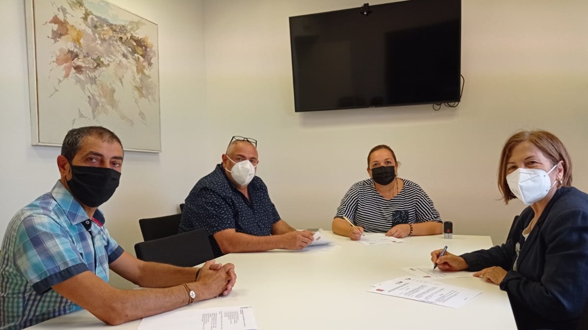 El equipo de gobierno huercalenses en la firma con la Asociación Asperger Almería