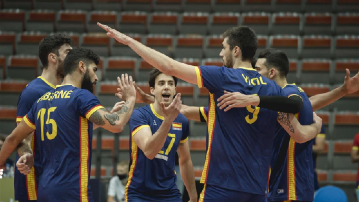 Los internacionales españoles celebran la victoria.