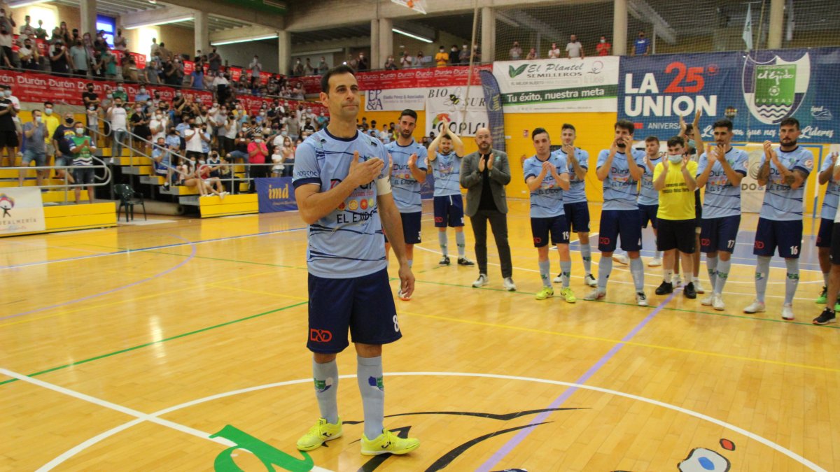 El capitán celeste en el centro de la pista.