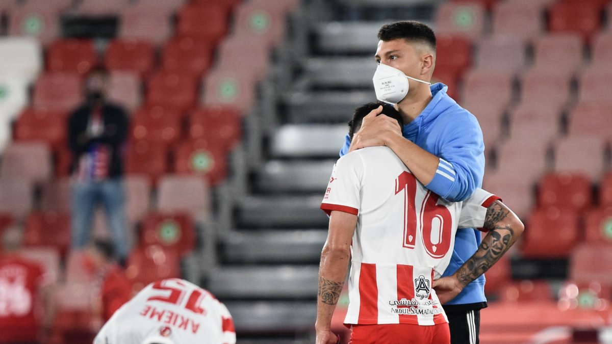 Jorge Cuenca abrazando a José Carlos Lazo después de la eliminación.