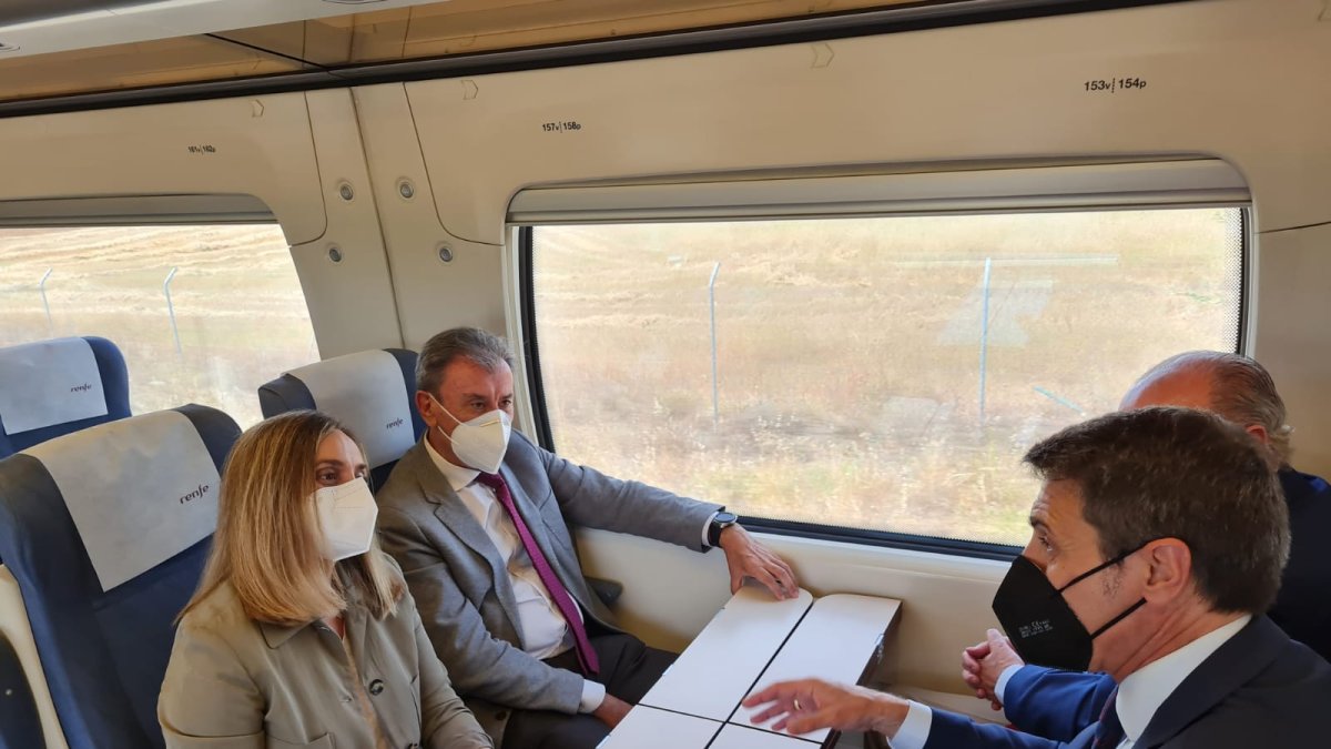 La consejera, a la izquierda de la foto.