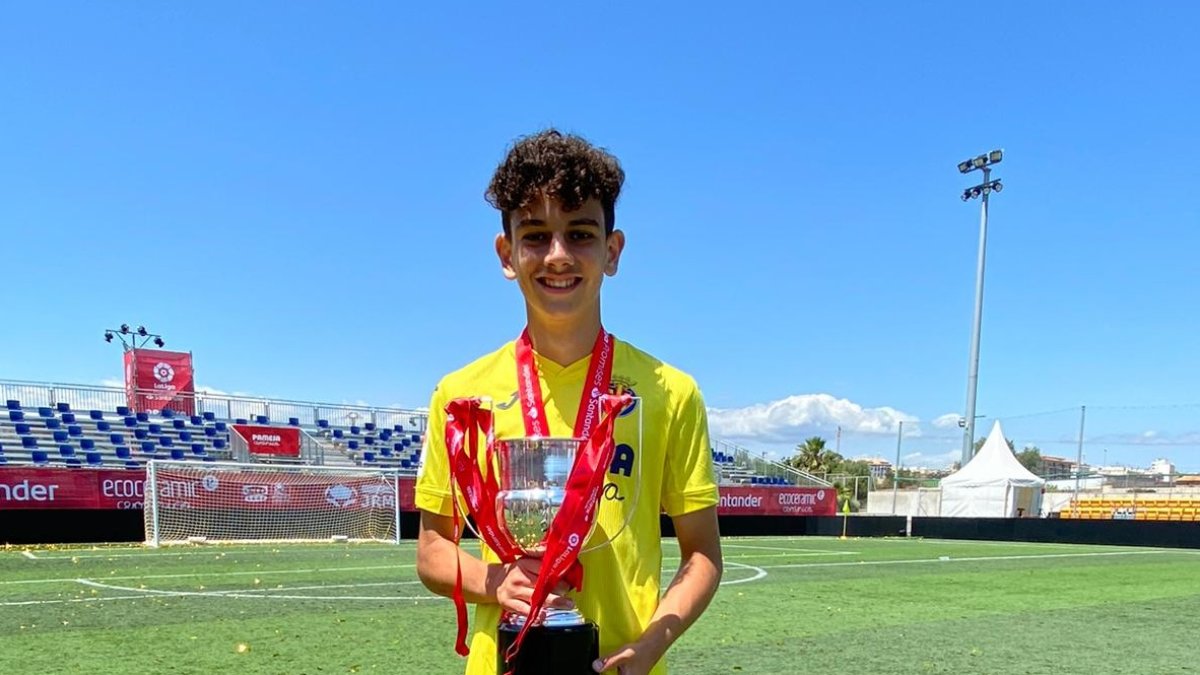 Juanjo Iniesta posa con el trofeo que ha conquistado con el Villarreal.