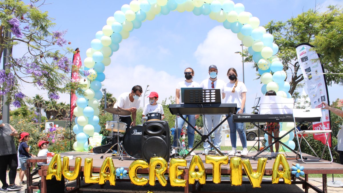 Rosa López, directora del Aula Creativa de Música Tam Tam, y los profesores Antonio Segovia, Francisco Domene y Carmen Pérez en el escenario.