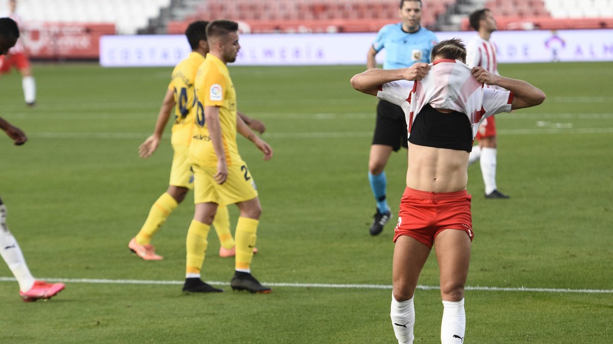 Fran Villalba se tapa la cara con la camiseta del Almería.