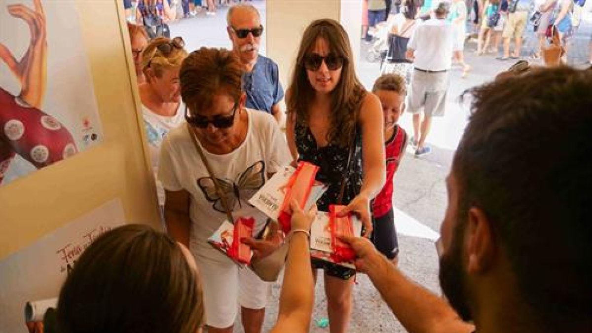 Reparto de abanicos en la última feria antes del coronavirus.