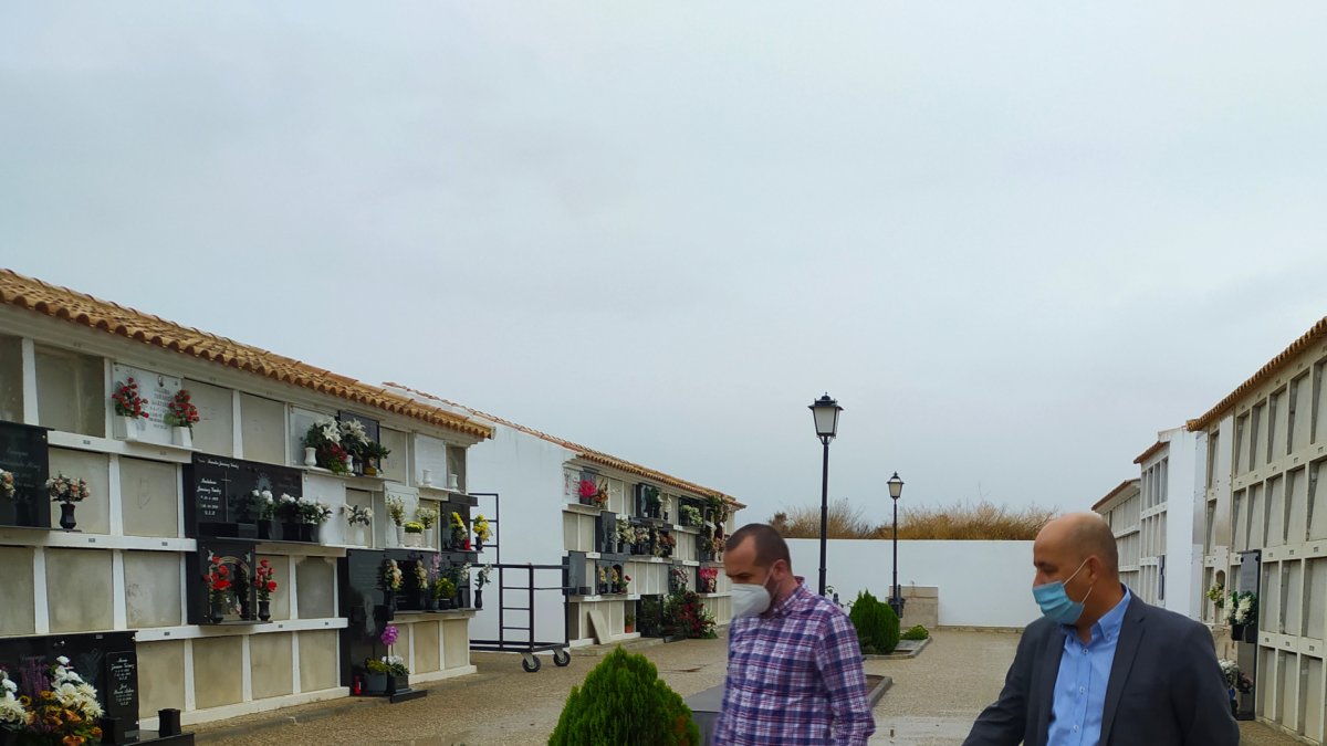 El concejal responsable y el alcalde en una visita al cementerio.