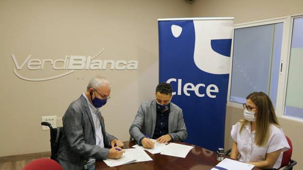 Momento de la firma del convenio.
