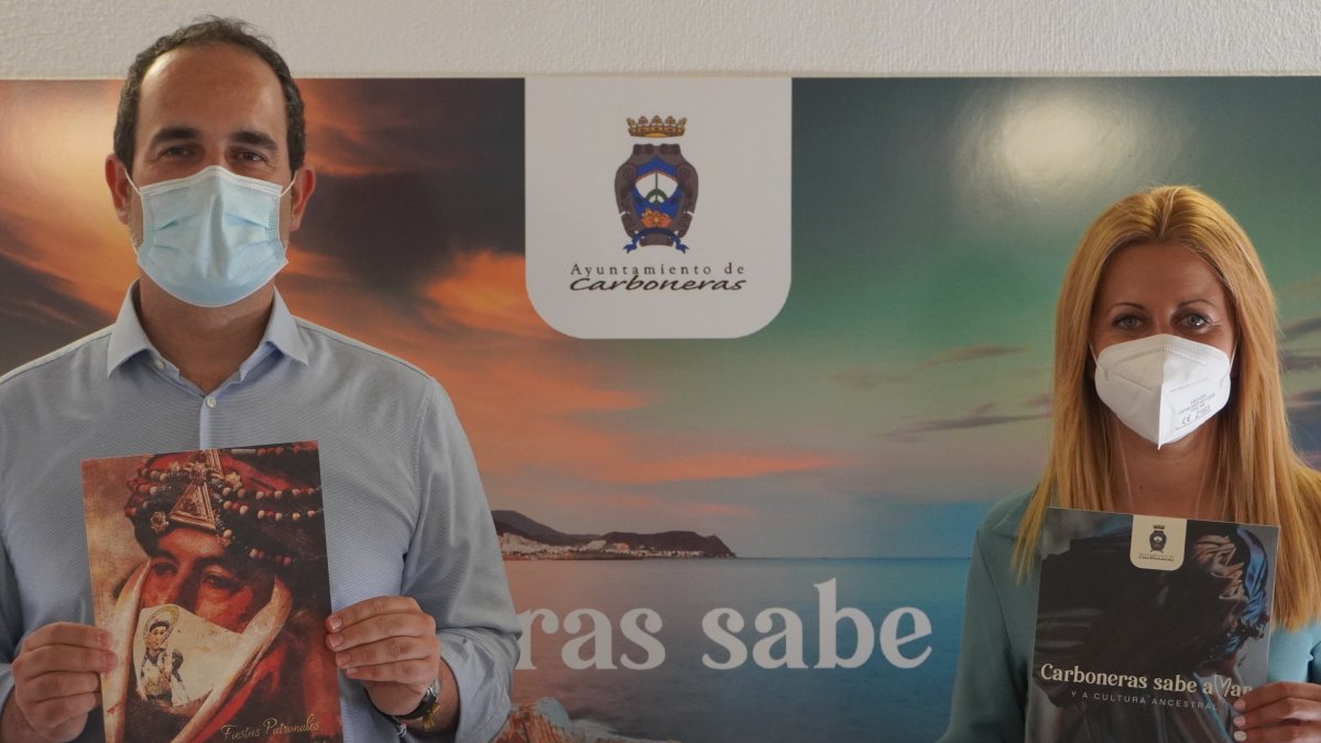El alcalde y la concejala con el Libro de Fiestas de este 2021.
